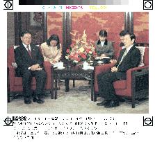 Premier Zhu meets Japanese political leader