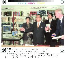 Premier Obuchi visits school of Oriental languages
