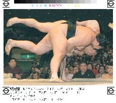 Waka nears 1st title as yokozuna at New Year sumo