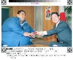Konishiki helps passport campaign