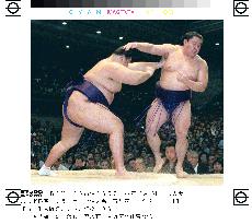 Waka upset in spring sumo