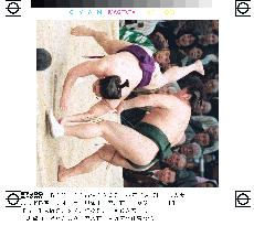 Yokozuna pair fall on 4th day of sumo tournament