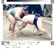 Musashimaru unbeaten at summer sumo