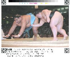 Akinoshima topples Musashimaru in Nagoya sumo