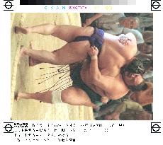 Akebono maintains share of lead at Nagoya sumo