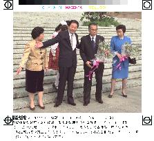 Chinese premier escorts Obuchi, his wife