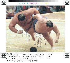 Kaio throws down Musashimaru in Nagoya sumo