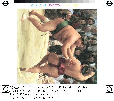 Akebono shoves out Chiyotaikai in Nagoya sumo
