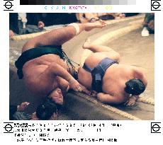 Akebono thrown out of autumn sumo