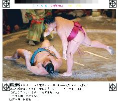 Chiyotaikai, 2 others share lead in autumn sumo