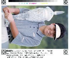 Lee wins Yukijirushi golf