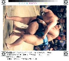 Musashimaru retains lead in autumn sumo