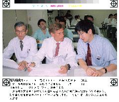 U.S. radiation expert consults with Japanese doctors
