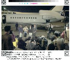 4 freed Japanese arrive back in Japan