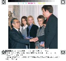 Obuchi chats with German teenagers