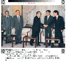 4 Japanese freed from Kyrgyz abduction visit Premier Obuchi