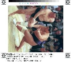 Tosanoumi drives out Asanosho for lead in Kyushu sumo