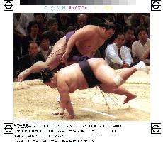 Tochiazuma beats Tosanoumi in Kyushu sumo