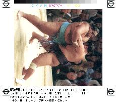 Tosanoumi overpowers Musashimaru at Kyushu sumo