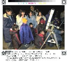 Children await shooting stars of Leonid meteors