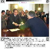 Murayama hands letter from Obuchi