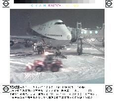 Heavy snow puts freeze on New Chitose airport