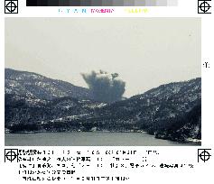 Mt. Usu erupts after 23-year sleep (4)