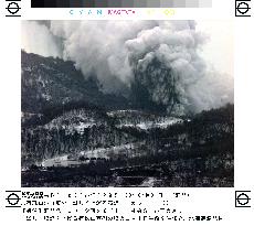 Mt. Usu erupts again, belches smoke