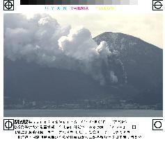 Mt. Usu continues releasing smoke