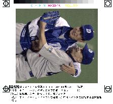 Hoshino congratulates Bunch after no-hitter against Yokohama