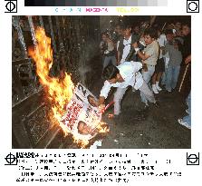 Toledo supporters burn Fujimori's campaign poster