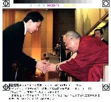 Dalai Lama shakes hands with Hatoyama
