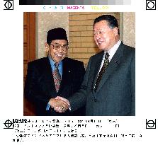 Mori, Wahid shake hands before meeting
