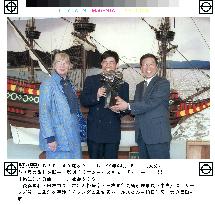 Usuki gets sculpture of Dutch ship