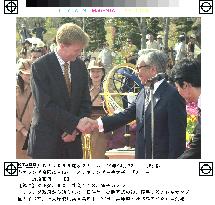 Dutch crown prince presents sundial at Japan Flora 2000