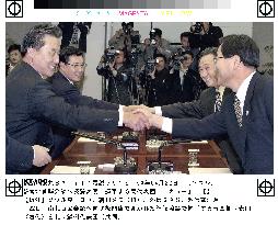 Delegates from N., S. Korea shake hands at preparatory talks