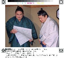Miyabiyama, Musoyama beam as they see sumo rankings