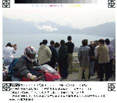 Volcanic activity at Mt. Usu continues as tourists look on