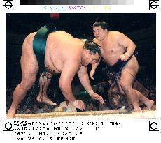 Yokozuna Akebono flops at summer sumo