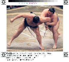 Kaio hands Takanohana 1st loss in summer sumo