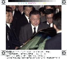 Mori pays condolence visit to Obuchi family