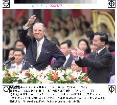 Outgoing Taiwan President Lee Teng-hui waves farewell