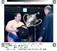 Kaio lifts the Emperor's Cup at summer sumo