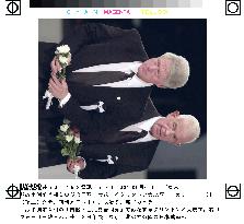Clinton offers flowers to Obuchi