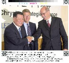 Hyundai and DaimlerChrysler announce deal