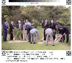 G-7 finance ministers plant trees in Fukuoka