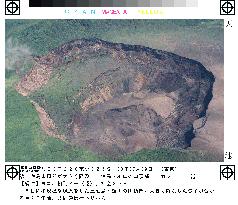 Summit of Mt. Oyama on Miyakejima collapses