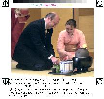 Russian Foreign Minister learns how to make tea