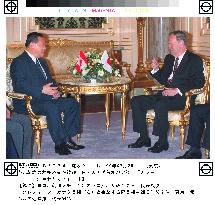 Premier Mori meets Canadian counterpart Chretien