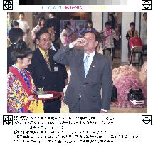 Germany's Schroeder arrives in Okinawa, tastes 'awamori'
